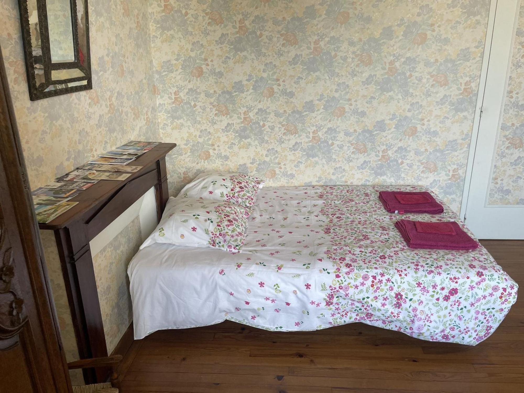 B&B Chambres D'Hotes Ferme Mahyas Saint-Jean-de-Savigny Exteriör bild