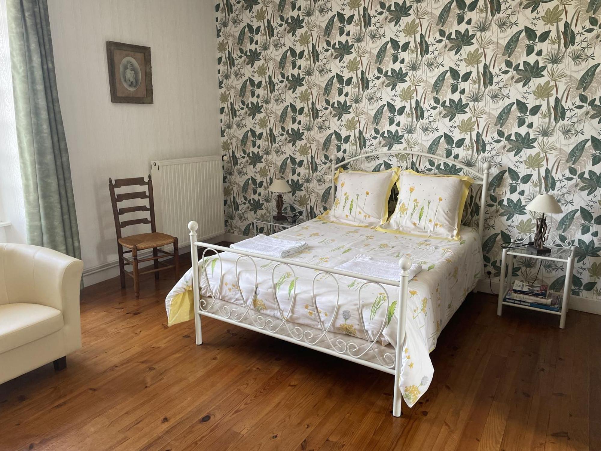B&B Chambres D'Hotes Ferme Mahyas Saint-Jean-de-Savigny Exteriör bild