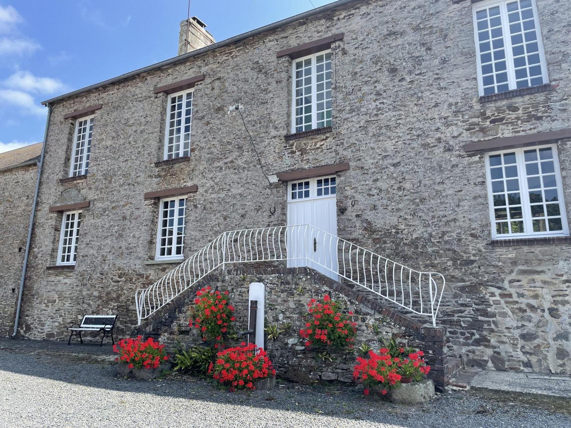 B&B Chambres D'Hotes Ferme Mahyas Saint-Jean-de-Savigny Exteriör bild